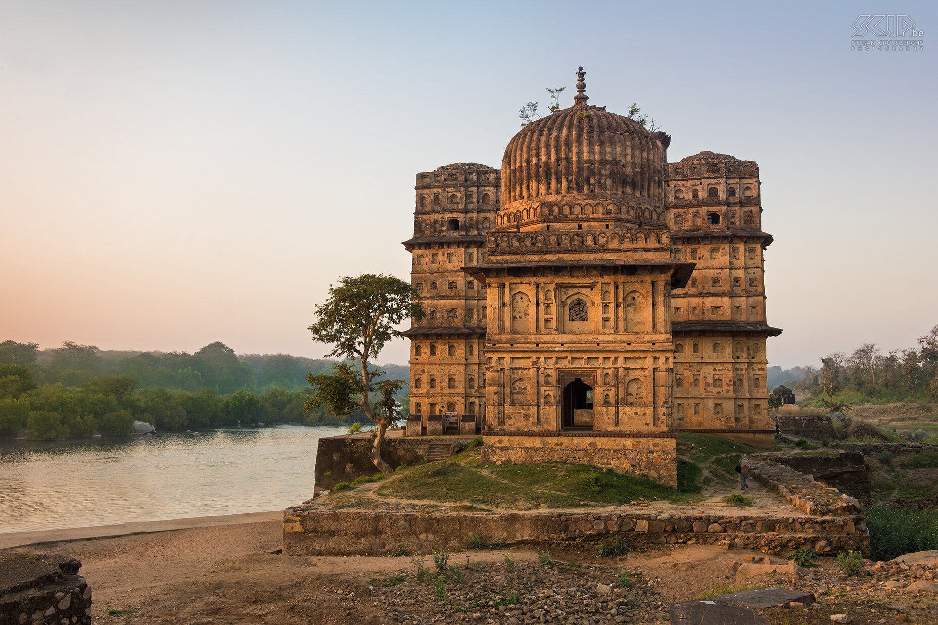 Orchha - Chhatris Zonsopgang aan de Chhatris nabij de Betwa rivier. Stefan Cruysberghs